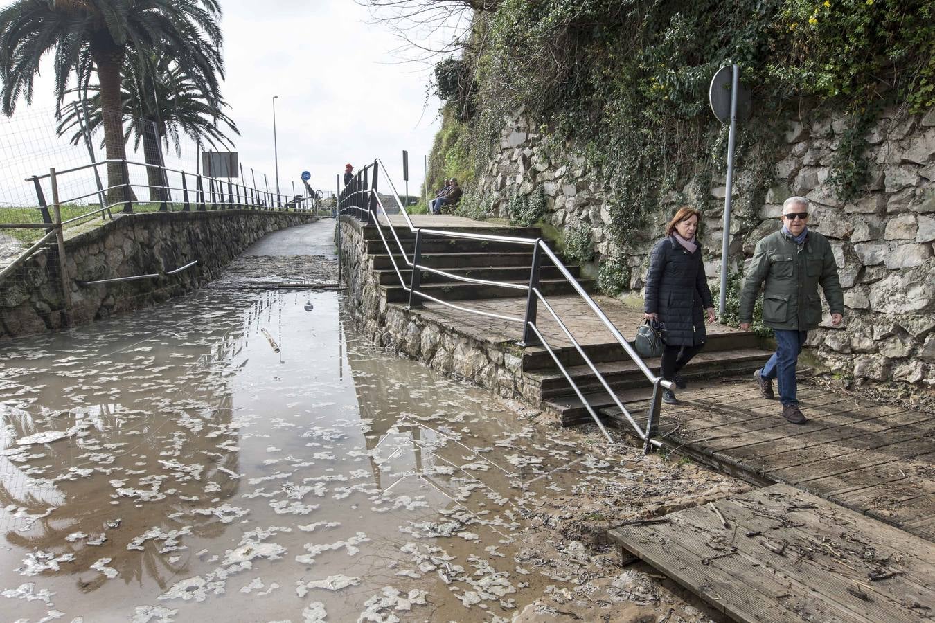 Las olas y las mareas vivas sacan a la luz antiguas construcciones en las playas y dejan huellas en los paseos costeros