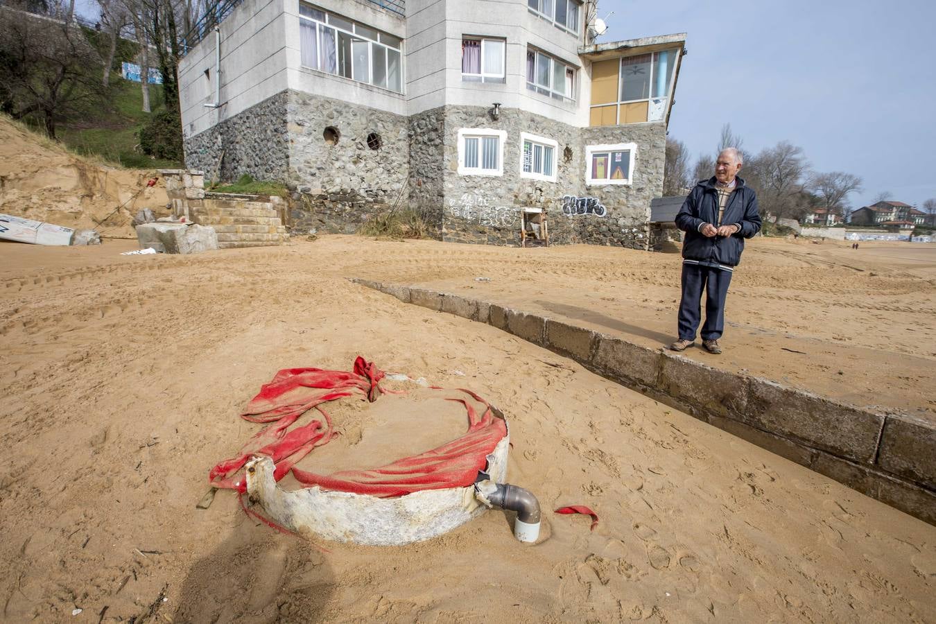 Las olas y las mareas vivas sacan a la luz antiguas construcciones en las playas y dejan huellas en los paseos costeros