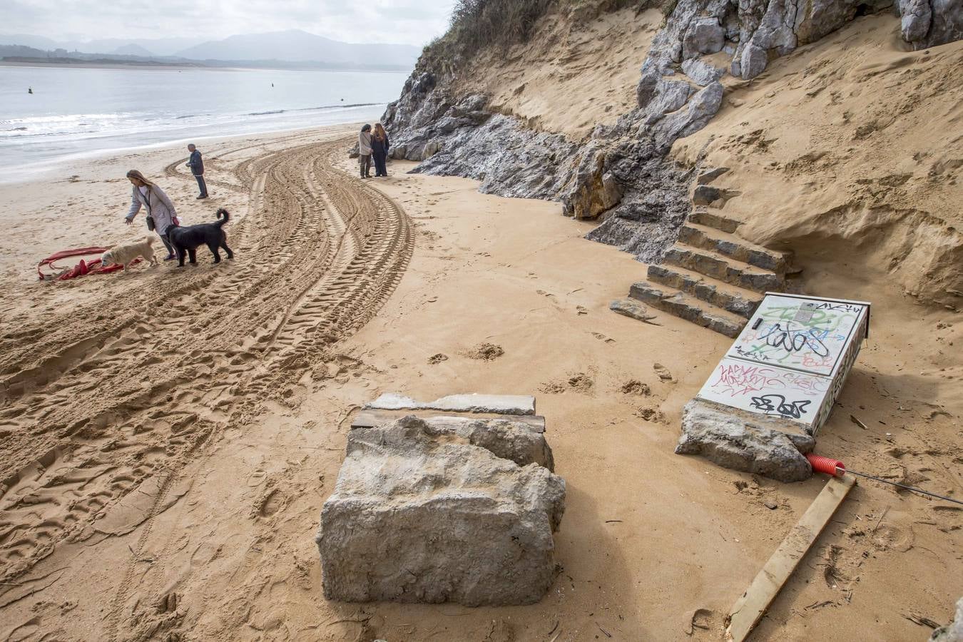 Las olas y las mareas vivas sacan a la luz antiguas construcciones en las playas y dejan huellas en los paseos costeros