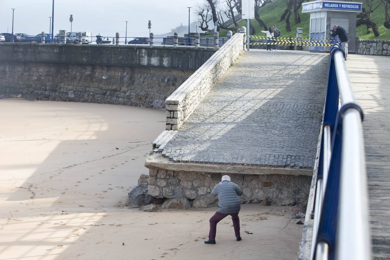 Las olas y las mareas vivas sacan a la luz antiguas construcciones en las playas y dejan huellas en los paseos costeros