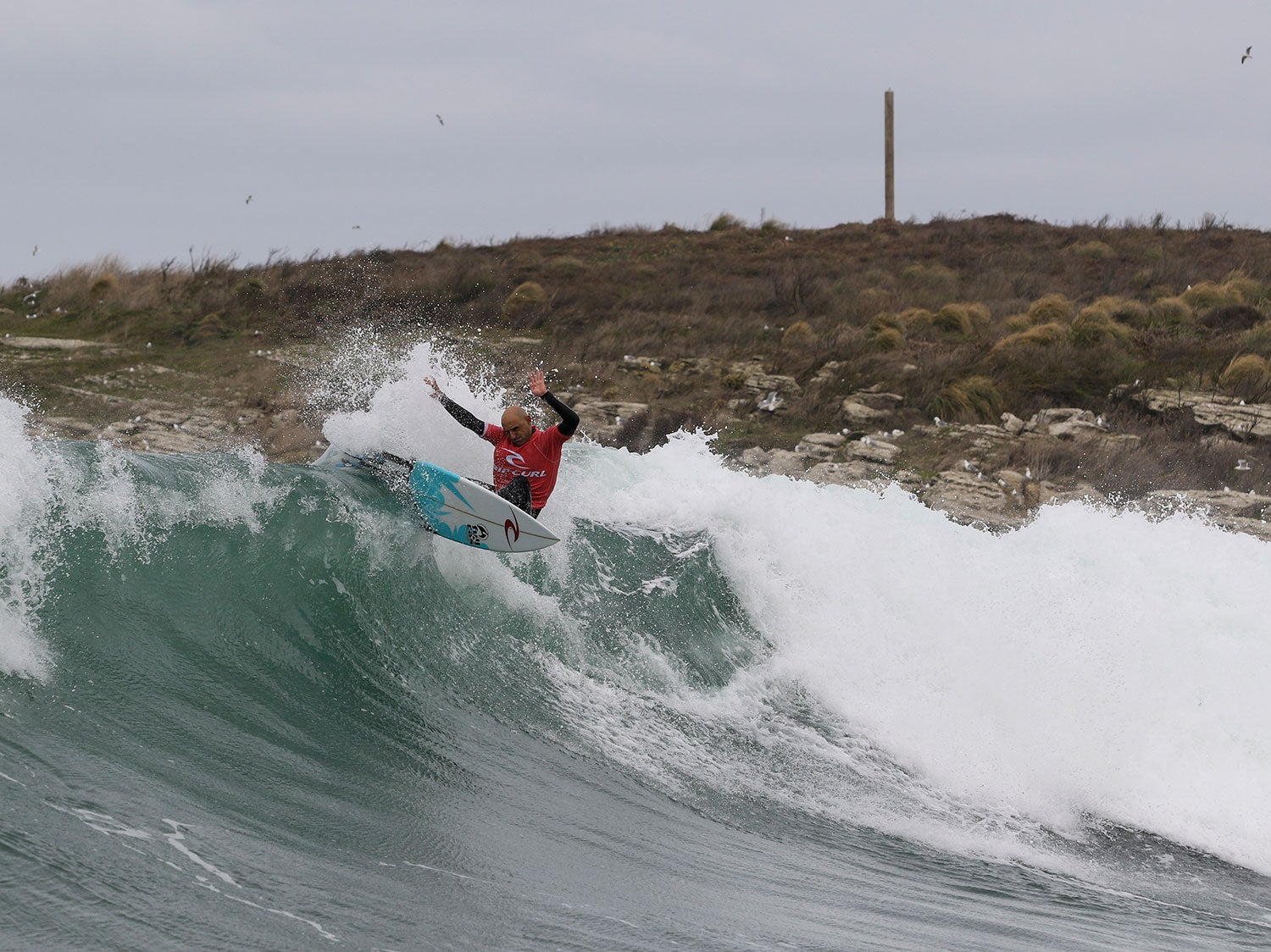 Pablo Gutiérrez, organizador de la prueba, surfeando la ola de Santa Marina.