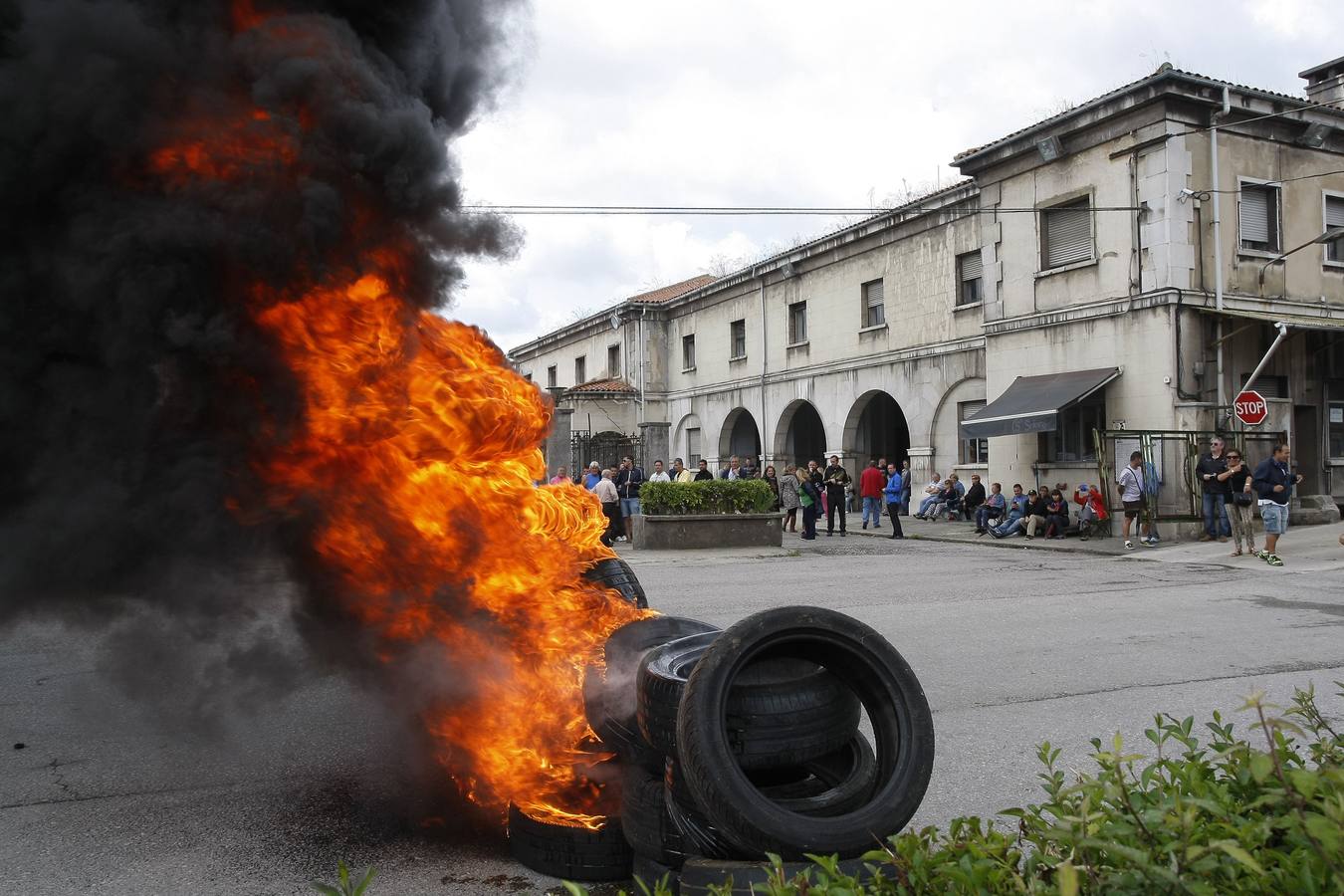 Barricada de neumáticos bloqueando el acceso a la fábrica. Julio de 2014.