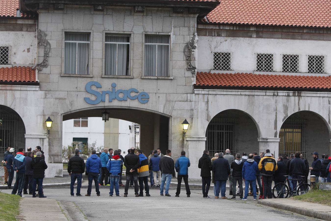 Concentracion de trabajadores de Sniace a las puertas de la fábrica el 2 de enero.