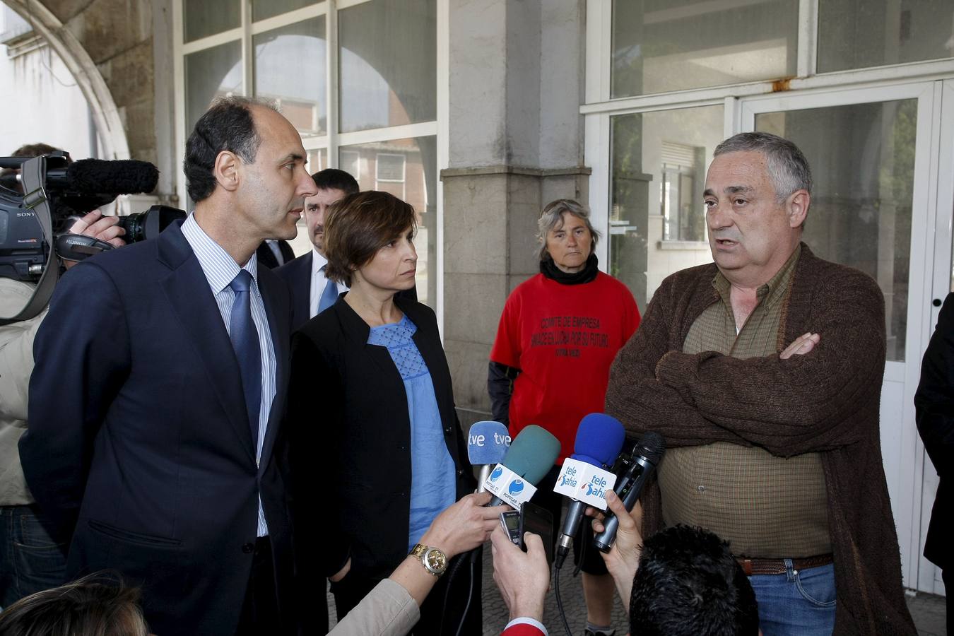 El presidente de Cantabria, Ignacio Diego, visita a los trabajadores y se reune con el comite de empresa en el interior de la factoría. El presidente regional y el secretario del comité de empresa, Antonio Pérez Portilla. Abril de 2014.