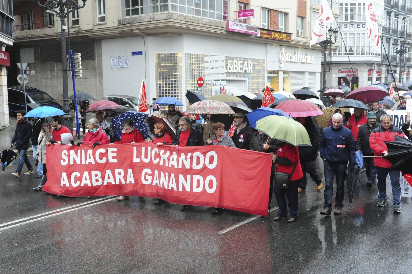 Manifestación pidiendo 'Empleo, dignidad y derechos', convocada por los sindicatos UGT y CC OO, en Santander. Diciembre 2014.