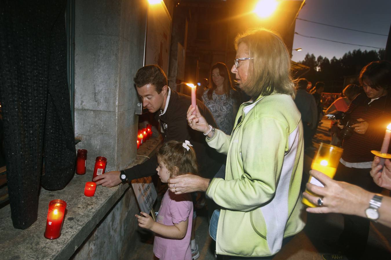 Familiares de los encerrados colocaron velas en la fábrica, un simbólico acto antes de la jornada clave. Septiembre 2013