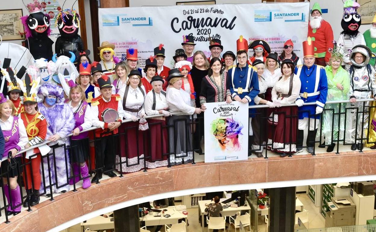 Algunos representantes de la peñas han acudido este viernes disfrazados al Ayuntamiento para la presentación del programa del Carnaval de Santander.