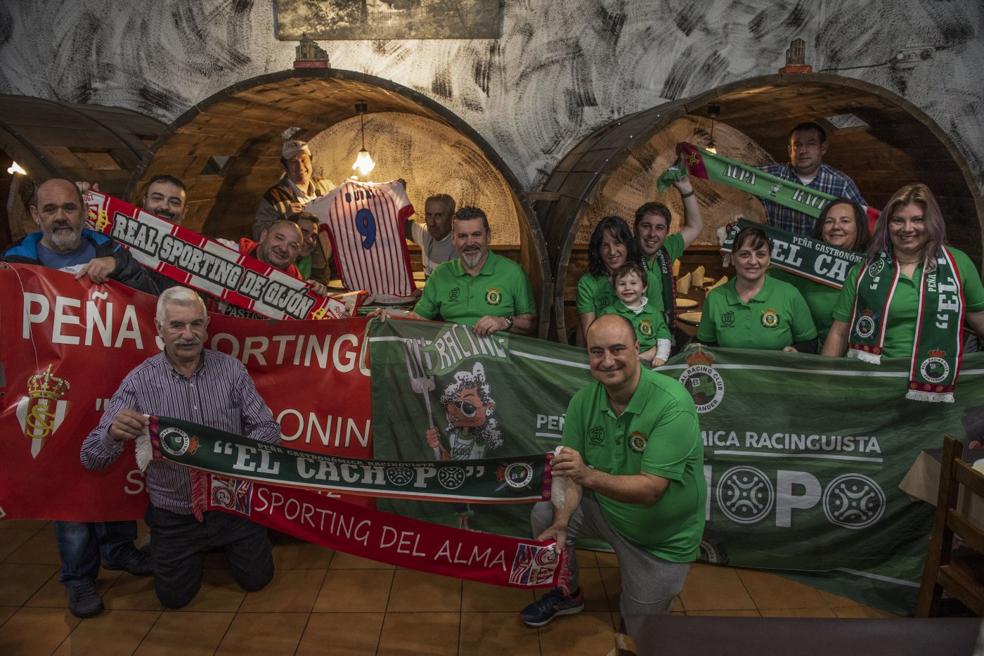 Los aficionados de Racing y Sporting posan ayer junto a las cubas de la Sidrería Cachopo, en el Centro Asturiano de Santander. José Marqués, Loren Castro, Miru García, Pedro Carante, Ramón Fernández, Francisco Javier Antolín, Andrés Mediavilla, Carlina Gutiérrez y César Pérez, Enzo, Guadalupe Estrada, Alfredo Castillo, Ana Canal y Andrea Morosini. Agachados, Josecho Collantes y Felipe Somohano.