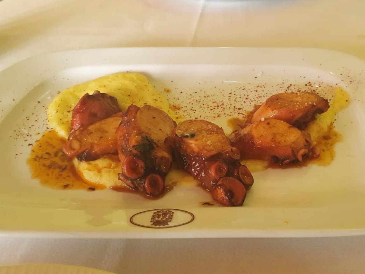 Pulpo a la brasa con puré de patata.