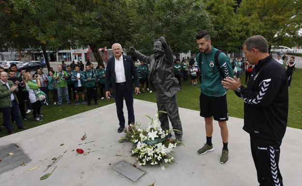 En 2017. Los entonces presidente honorario, capitán y entrenador del Racing, Tuto Sañudo,Borja Granero y Ángel Viadero, dejan flores en la estatua a Preciado junto al Molinón. Al fondo, el resto de la plantilla.