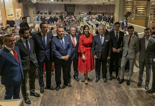 Grupo de premiados y organizadores, antes de iniciarse la fiesta de anoche en la que se entregaron los galardones de la pasada edición de la feria. 