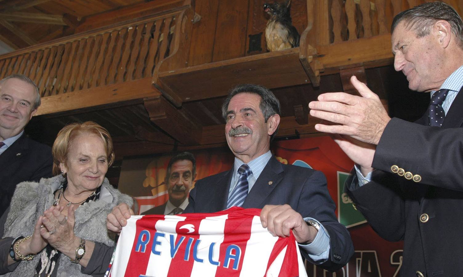 En 2009. Revilla, con la camiseta delSporting tras recibir el premio al sportinguista del año, acompañado por la entonces alcaldesa de Gijón, Paz Fernández Felgueroso.