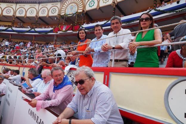 Constantino Álvarez, en el burladero de la plaza de toros de Cuatro Caminos. 