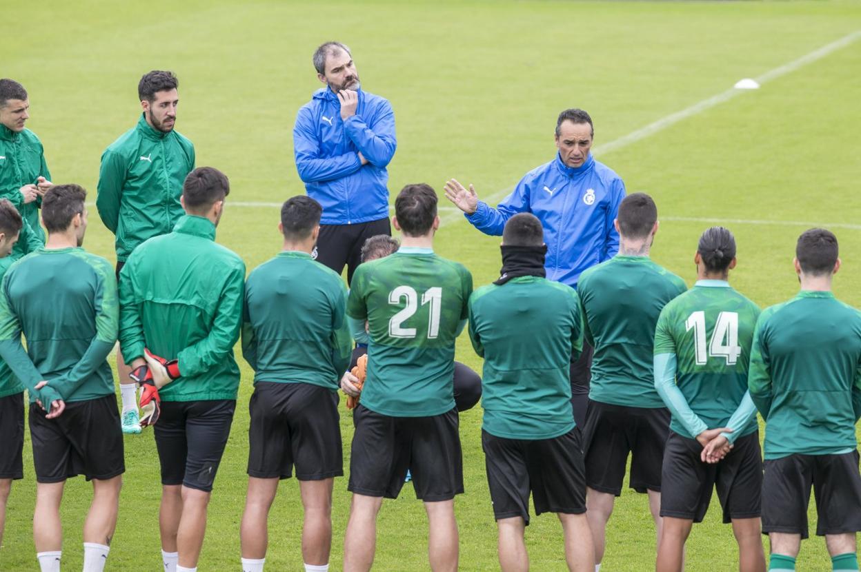 José Luis Oltra charla con sus futbolistas en una sesión de esta semana en las Instalaciones Nando Yosu.