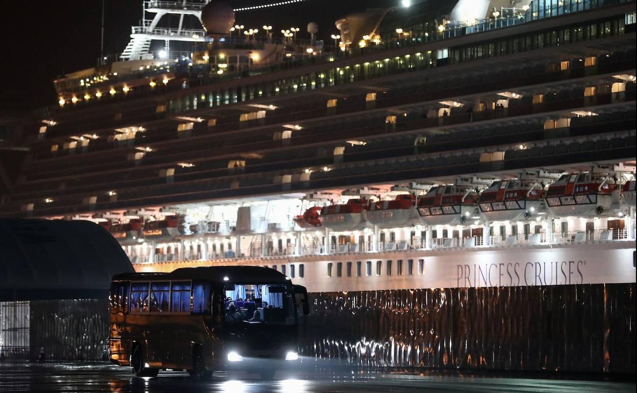 Un autobús con parte de los pasajeros de EE UU embarcados en el Diamond Princess.