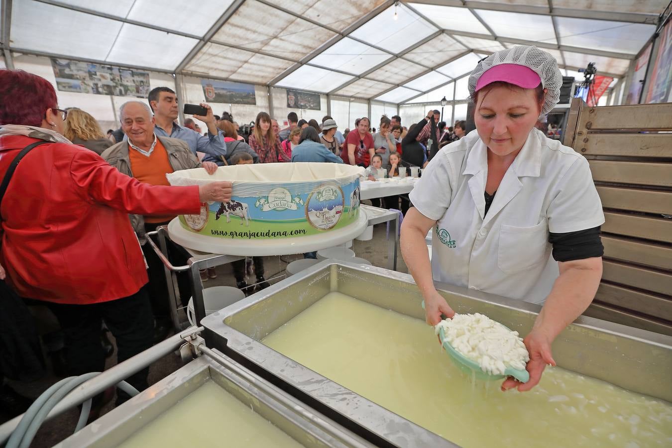 La Feria de la Leche de Trasierra ha ensalzado la labor de los ganaderos y un precio justo para la leche por cuarto año consecutivo, un evento con gran aceptación que se ha celebrado en este barrio del municipio de Ruiloba con motivo de la festividad de Santa Eulalia. 