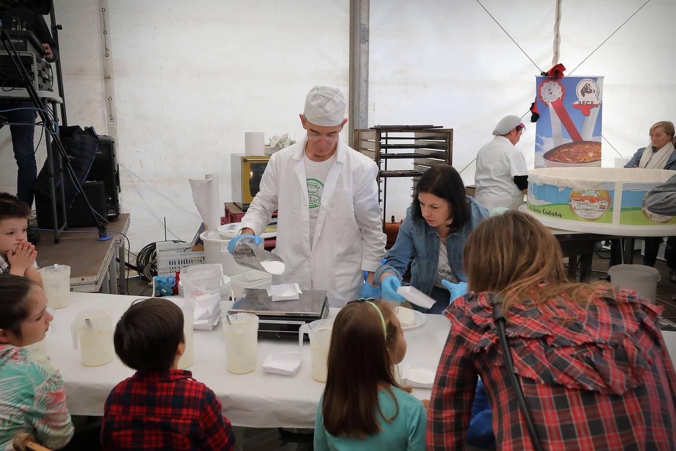 La Feria de la Leche de Trasierra ha ensalzado la labor de los ganaderos y un precio justo para la leche por cuarto año consecutivo, un evento con gran aceptación que se ha celebrado en este barrio del municipio de Ruiloba con motivo de la festividad de Santa Eulalia. 