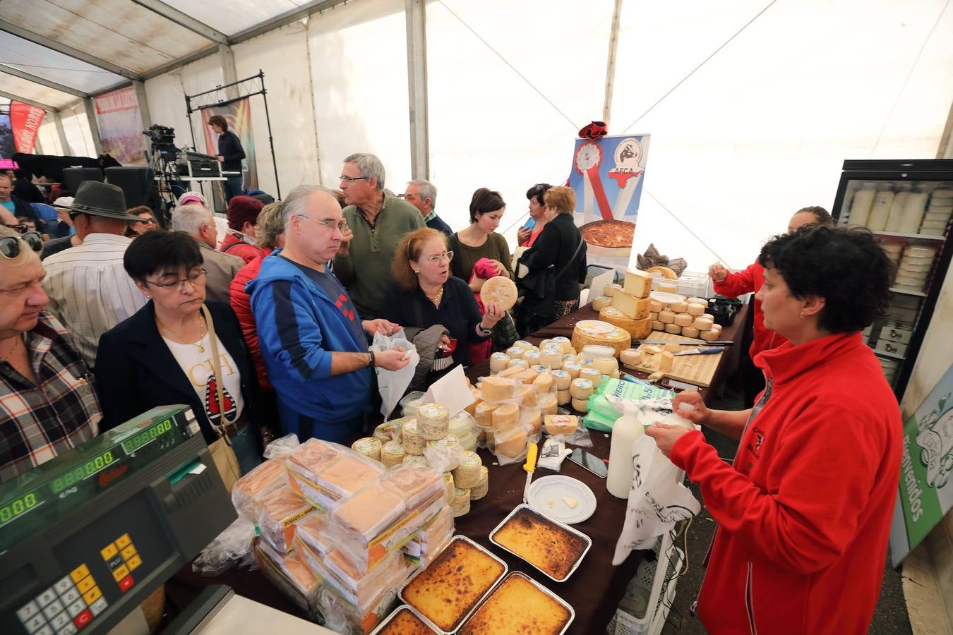 La Feria de la Leche de Trasierra ha ensalzado la labor de los ganaderos y un precio justo para la leche por cuarto año consecutivo, un evento con gran aceptación que se ha celebrado en este barrio del municipio de Ruiloba con motivo de la festividad de Santa Eulalia. 