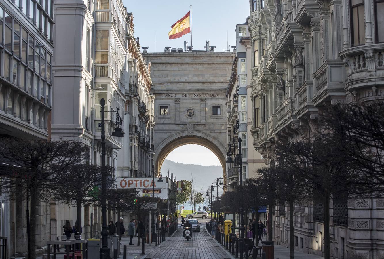 La Consejería pide reducir el impacto, desde la calle Sanz de Sautuola, de los elementos arquitectónicos del nuevo volumen bajo el arco.