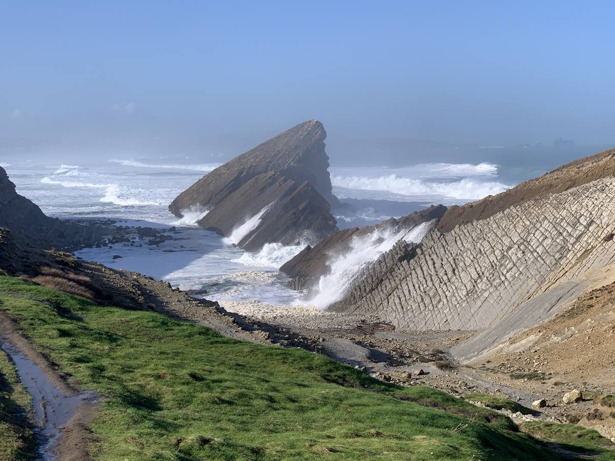 Un amplio dispositivo de rescate, con dos helicópteros y una veintena de efectivos por tierra, buscan desde ayer por la tarde a un hombre desaparecido en la zona de la costa de Liencres (Piélagos).Se trata de Carlos Revilla Gómez, vecino de Villaescusa de 46 años de edad y cuyo coche apareció aparcado en el entorno de la playa del Madero después de que su mujer denunciara su desaparición.