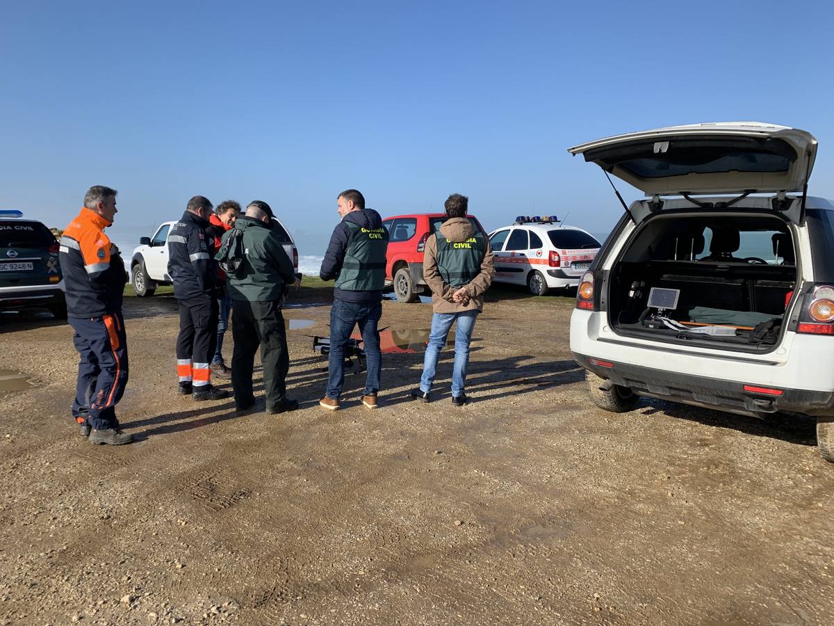 Un amplio dispositivo de rescate, con dos helicópteros y una veintena de efectivos por tierra, buscan desde ayer por la tarde a un hombre desaparecido en la zona de la costa de Liencres (Piélagos).Se trata de Carlos Revilla Gómez, vecino de Villaescusa de 46 años de edad y cuyo coche apareció aparcado en el entorno de la playa del Madero después de que su mujer denunciara su desaparición.