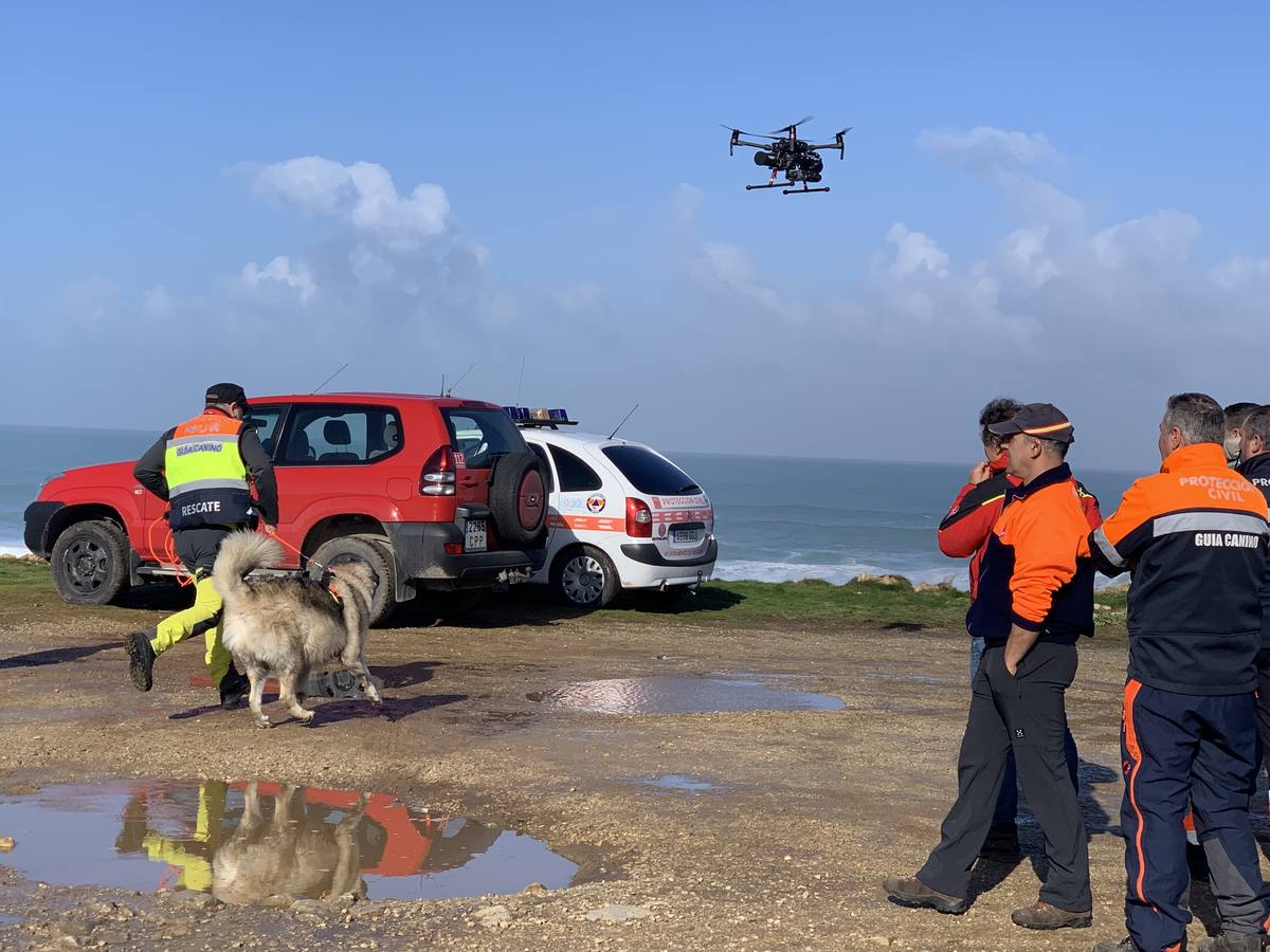 Un amplio dispositivo de rescate, con dos helicópteros y una veintena de efectivos por tierra, buscan desde ayer por la tarde a un hombre desaparecido en la zona de la costa de Liencres (Piélagos).Se trata de Carlos Revilla Gómez, vecino de Villaescusa de 46 años de edad y cuyo coche apareció aparcado en el entorno de la playa del Madero después de que su mujer denunciara su desaparición.