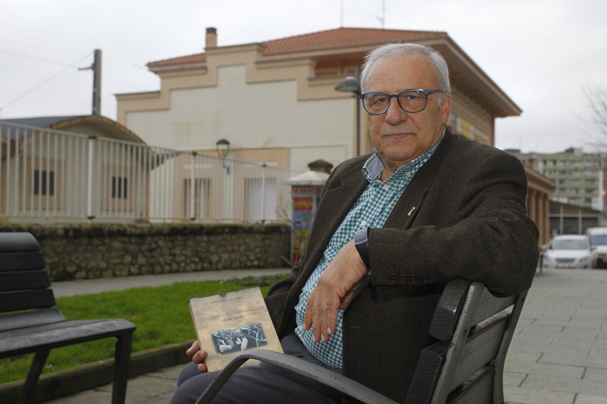 Ángel María Muela Martín con su libro en el que recopila los guiones radiofónicos de las marzas escritos por su padre. luis palomeque