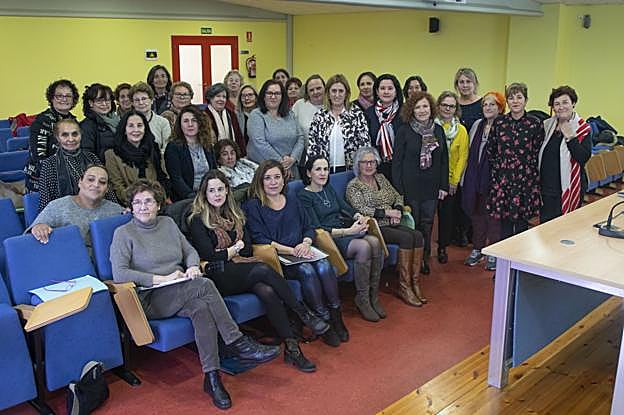 Participantes en el Pleno del Consejo de la Mujer celebrado ayer en las instalaciones del CPIT de Torrelavega. 