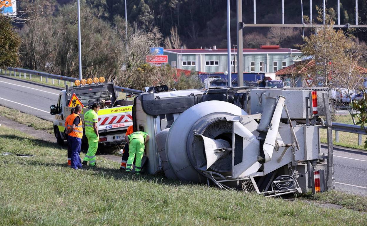 Herido el conductor de una hormigonera al volcar y quedar atrapado en la cabina