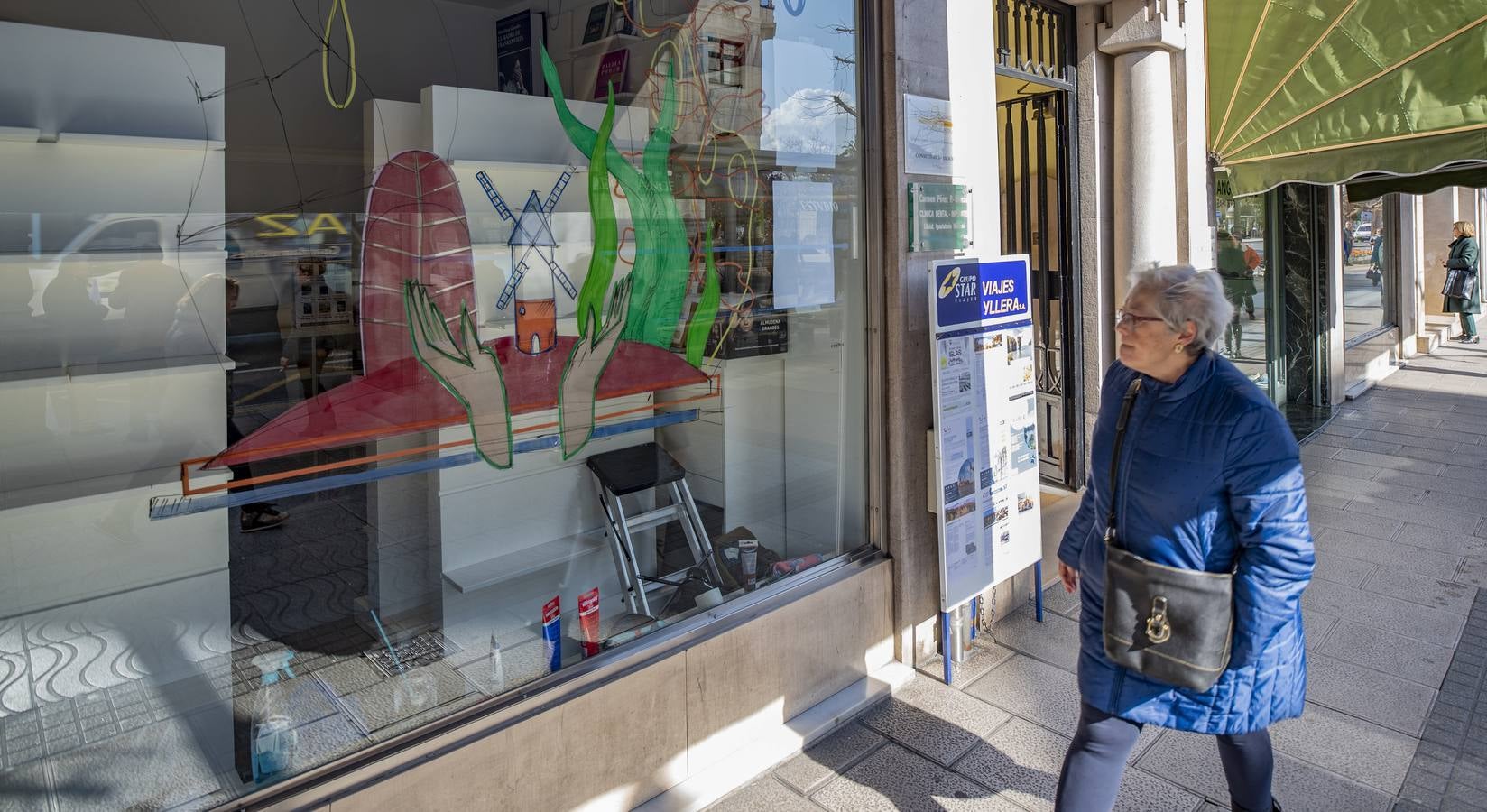 La representación gráfica de cuentos con las técnicas y recursos del escritor Gianni Rodari protagoniza los escaparates de la librerías de Santander hasta el 1 de marzo, dentro de la novena edición de las Jornadas Altera. Los alumnos del Grado Superior en Ilustración de la ESAC Roberto Orallo aplicarán las técnicas del escritor italianoreinterpretarán con ilustraciones los cuentos clásicos de los hermanos Grimm.