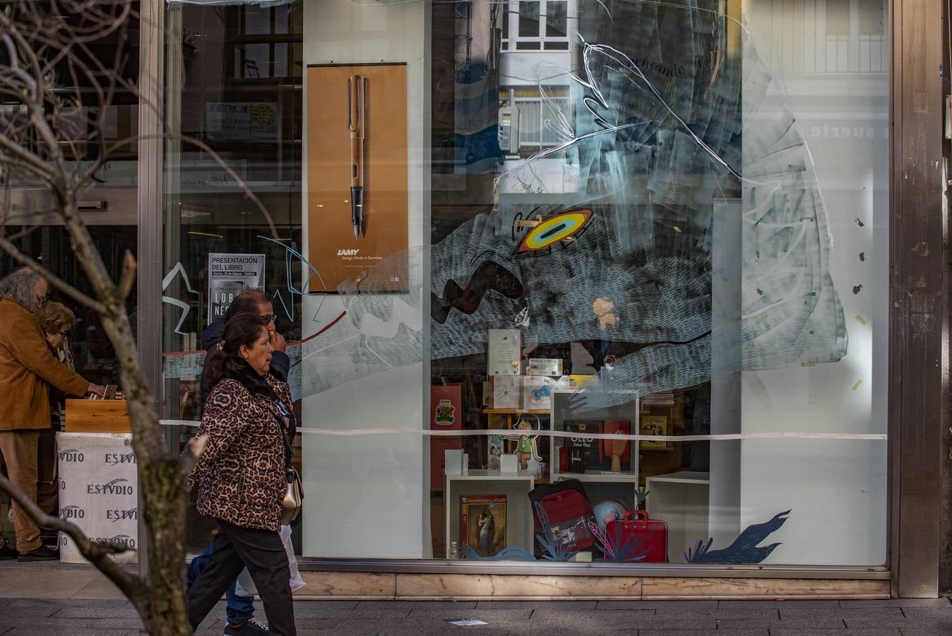 La representación gráfica de cuentos con las técnicas y recursos del escritor Gianni Rodari protagoniza los escaparates de la librerías de Santander hasta el 1 de marzo, dentro de la novena edición de las Jornadas Altera. Los alumnos del Grado Superior en Ilustración de la ESAC Roberto Orallo aplicarán las técnicas del escritor italianoreinterpretarán con ilustraciones los cuentos clásicos de los hermanos Grimm.