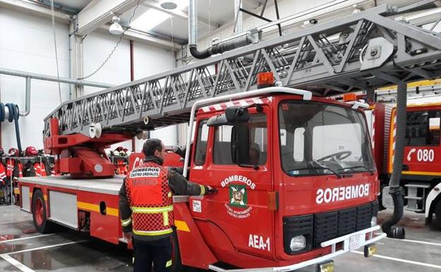 Imagen de archivo del camión autoescala que aún tienen los bomberos de Castro desde hace 30 años.