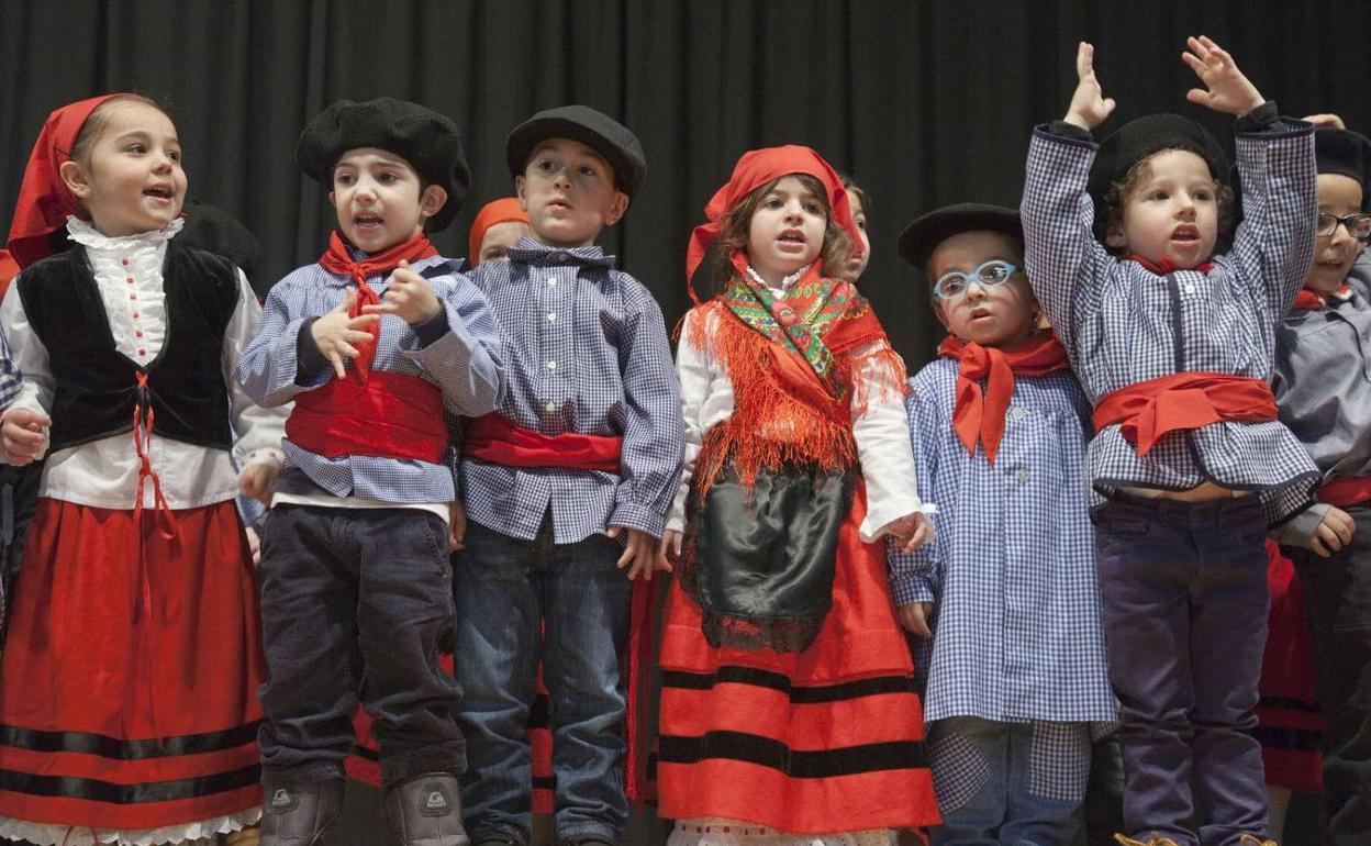 Pequeños marceros de Renedo saldrán a la calle este viernes a entonar sus cánticos