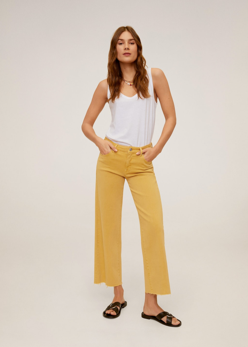 Los 'wide leg jeans' son pantalones anchos, como los palazzo. pero en tejido vaquero, y este de Mango es el clásico denim sin tejido elástico para quienes buscan un estilo atemporal. Diseño recto, crop de tiro alto y fabricado en tejido de algodón sostenible. Tiene dos bolsillos laterales, otro 'portamonedas' y otros dos de parche en la parte posterior. Cierre con cremallera y botón.