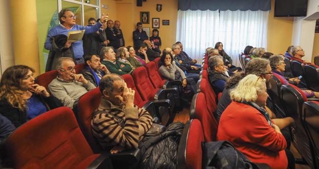 El alcalde de Vega de Pas, Juan Carlos García, momentos antes de salir de la reunión en la Casa de Cultura. 