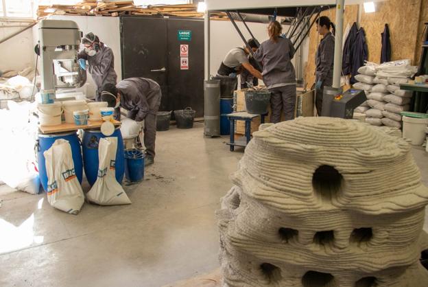 Taller de Caminos donde se están produciendo las piezas de arrecife. 