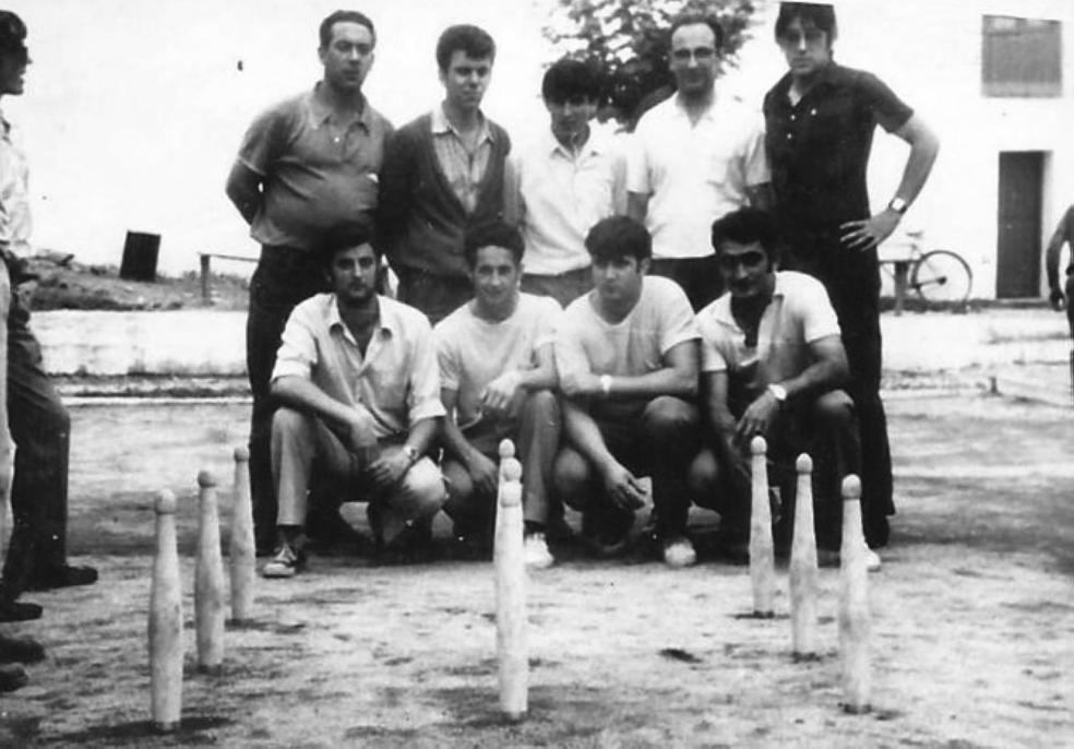 Fundadores de la peña El Lobio. De pie: José Luis Fernández Buenaga, Toño Ruisánchez, Genaro Fernández, Lino de Cos y Lolo. Abajo: Julián Revuelta 'El Malvís de Tanos', José Luis Fernández 'Chele', Balbino Fernández 'Balbi' y Pernía. dm