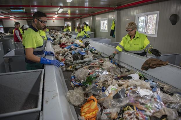 Imagen de archivo de trabajadores de la planta de Meruelo separando basura en una cinta. 