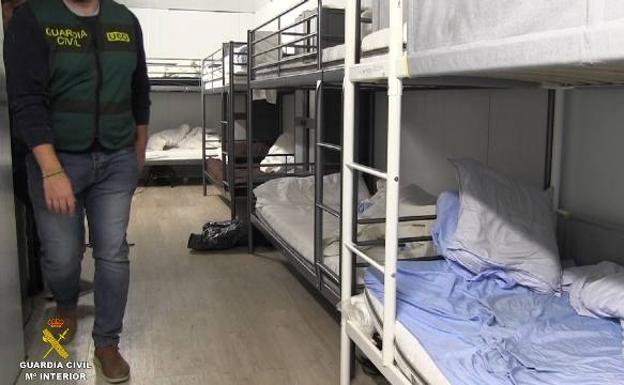 Dormitorio bajo tierra de los trabajadores clandestinos.