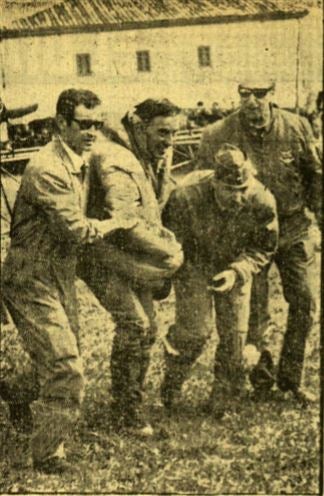 Imagen de Gervasio Lastra, en el momento que al llegar a Cabrales subió al helicóptero que le transportó al Hospital General de Oviedo.