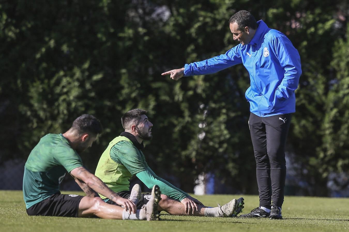 Oltra dirigiendo la sesión de entrenamiento de este jueves en La Albericia.