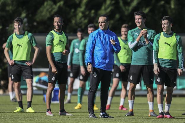 José Luis Oltra, ayer sobre el campo 1 durante el entrenamiento del Racing en La Albericia. 