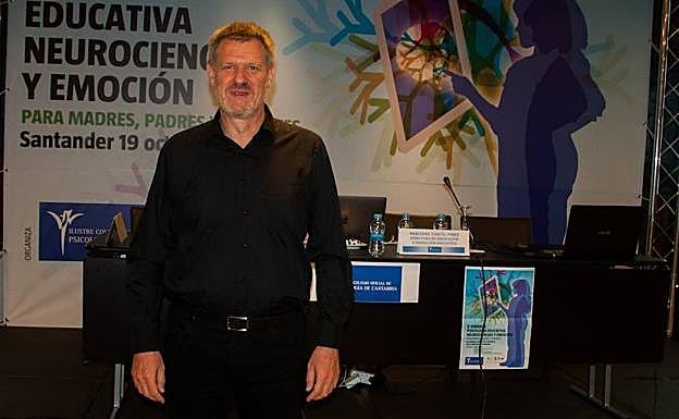 David Bueno en una jornada del Colegio de Psicología de Cantabria