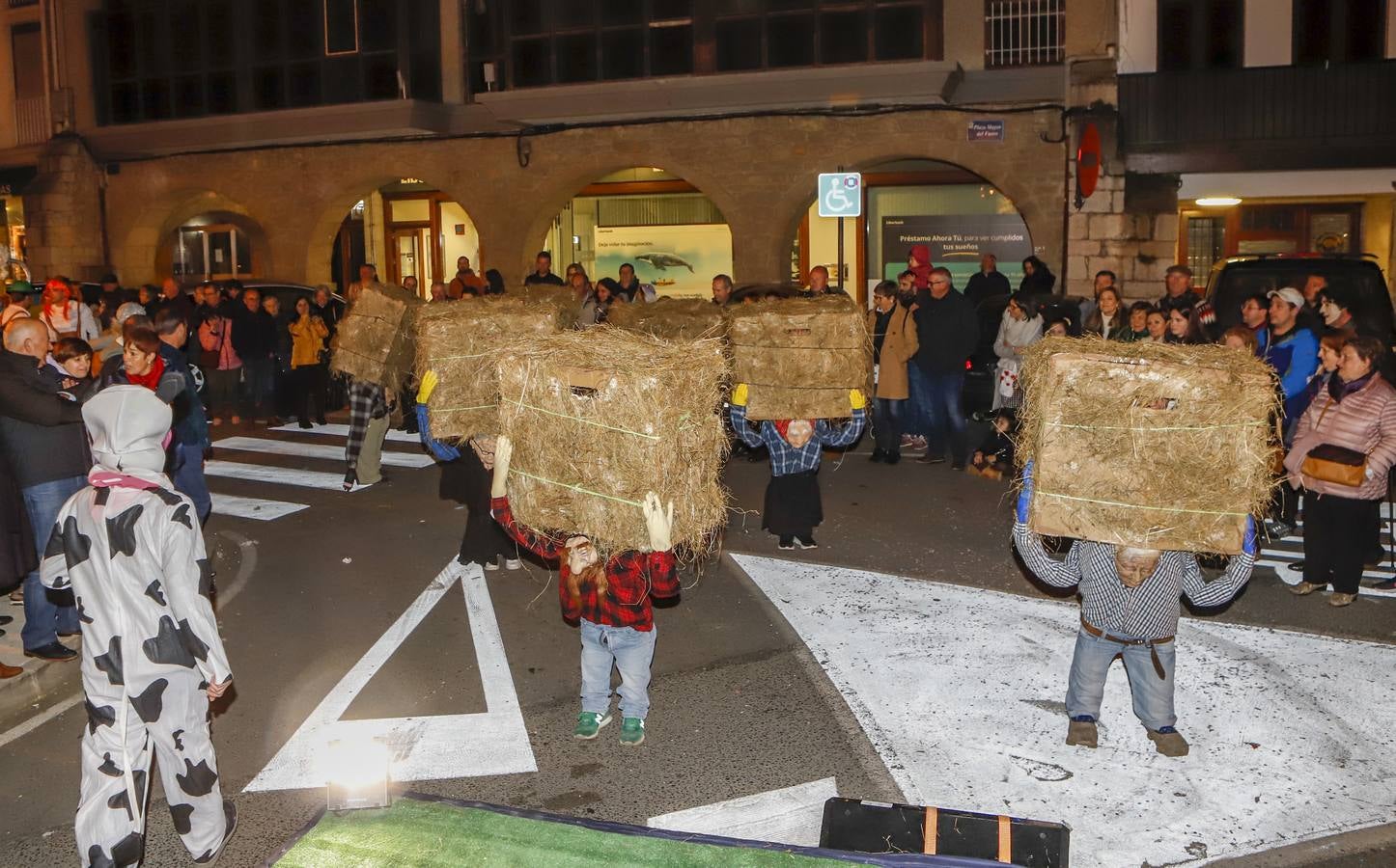 Fotos: Murgas y pasacalles en el día grande del carnaval en San Vicente de la Barquera