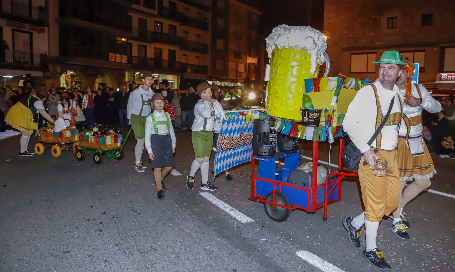 Fotos: Murgas y pasacalles en el día grande del carnaval en San Vicente de la Barquera