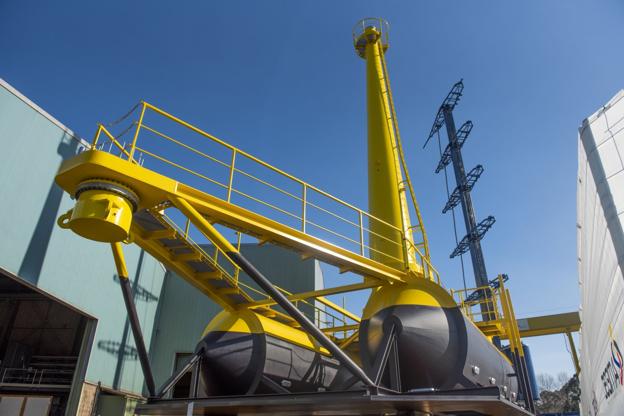 Plataforma flotante para producir energía eólica marina, en las instalaciones de Degima. Detrás la vela rígida plegable