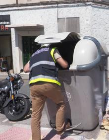 Imagen secundaria 2 - Los agentes, investigando a las puertas del after el día del homicidio.