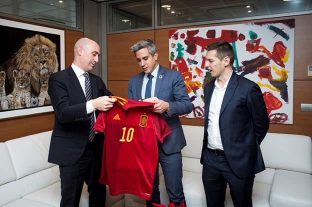 Luis Rubiales, con Pablo Zuloaga y Mario Iglesias. 