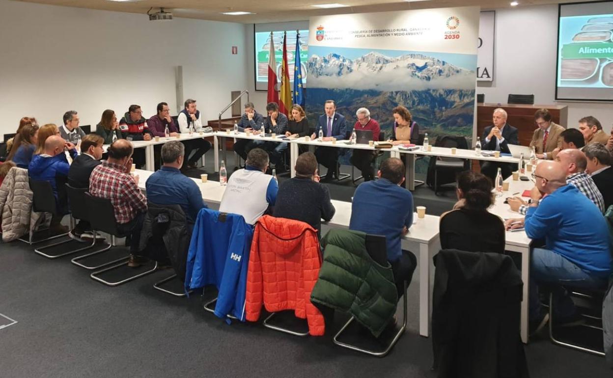 Reunión del consejero con los conserveros cántabros.