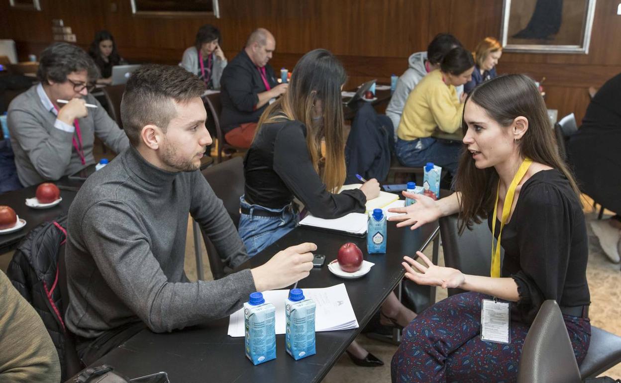 La copywriter Mila Coco, a la derecha, conversa con un asistente, ayer, en uno de los talleres del Santander Social Weekend. 